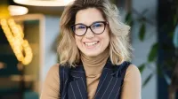 Nutripsychiatria | Studia podyplomowe w Toruniu | Uniwersytet WSB Merito w Toruniu: Kobieta uśmiechająca się