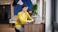 Projektowanie UX i UI | Studia I stopnia w Toruniu | Uniwersytet WSB Merito w Toruniu: Student przed laptopem