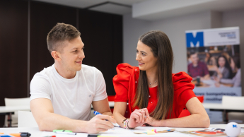 Finanse i rachunkowość | Studia II stopnia ze studiami podyplomowymi w Toruniu | Uniwersytet WSB Merito w Toruniu: Toruń - studia I stopnia - dwoje studentów patrzących na siebie