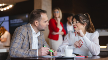 AI: prawo i etyka | Studia podyplomowe w Toruniu | Uniwersytet WSB Merito w Toruniu: Toruń - studia podyplomowe - Uczestnicy studiów podyplomowych podczas rozmowy