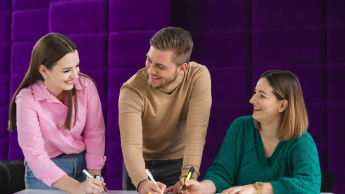 Marketing i sprzedaż | Studia II stopnia w Toruniu | Uniwersytet WSB Merito w Toruniu: Grafika główna: poznaj uniwersytet - grupa 3 studentów przygotowuje się do zajęć w strefie studenta