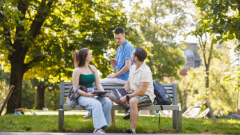 Turystyka | Studia II stopnia w Toruniu | Uniwersytet WSB Merito w Toruniu: Główna grafika: Toruń - studia I stopnia - grupa studentów w parku podczas rozmowy