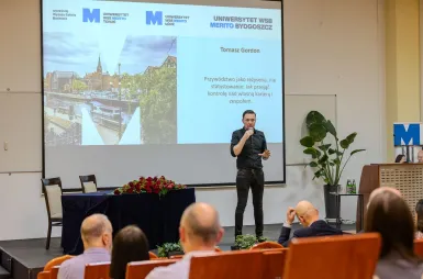 Inauguracja studiów MBA 2025/2026 | Aktualności | Uniwersytet WSB Merito w Toruniu: Inauguracja studiów MBA – wykład inauguracyjny prowadzi Tomasz Gordon