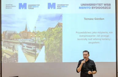 Inauguracja studiów MBA 2025/2026 | Aktualności | Uniwersytet WSB Merito w Toruniu: Inauguracja studiów MBA – wykład inauguracyjny prowadzi Tomasz Gordon