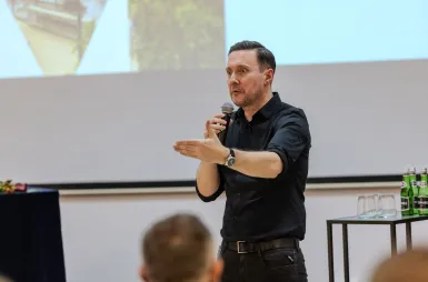 Inauguracja studiów MBA 2025/2026 | Aktualności | Uniwersytet WSB Merito w Toruniu: Inauguracja studiów MBA – wykład inauguracyjny prowadzi Tomasz Gordon