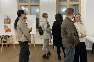 Wystawa prac studentów kierunku design w biznesie | 14-28 listopada  [GALERIA ZDJĘĆ] | Aktualności | Uniwersytet WSB Merito w Toruniu: wystawa prac „Między ideą a rynkiem” - osoby oglądające prace