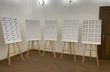 Wystawa prac studentów kierunku design w biznesie | 14-28 listopada  [GALERIA ZDJĘĆ] | Aktualności | Uniwersytet WSB Merito w Toruniu: wystawa prac „Między ideą a rynkiem” - prezentacja prac