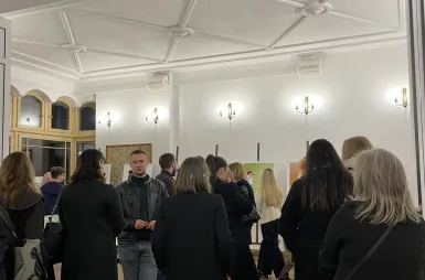 Wystawa prac studentów kierunku design w biznesie | 14-28 listopada  [GALERIA ZDJĘĆ] | Aktualności | Uniwersytet WSB Merito w Toruniu: wystawa prac „Między ideą a rynkiem” - osoby oglądające prace