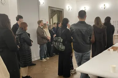 Wystawa prac studentów kierunku design w biznesie | 14-28 listopada  [GALERIA ZDJĘĆ] | Aktualności | Uniwersytet WSB Merito w Toruniu: wystawa prac „Między ideą a rynkiem” - osoby oglądające prace