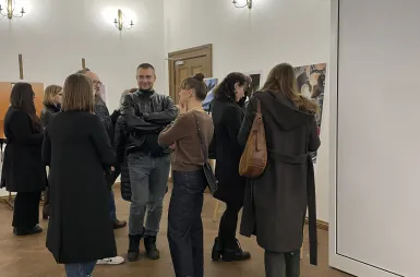 Wystawa prac studentów kierunku design w biznesie | 14-28 listopada  [GALERIA ZDJĘĆ] | Aktualności | Uniwersytet WSB Merito w Toruniu: wystawa prac „Między ideą a rynkiem” - osoby oglądające prace