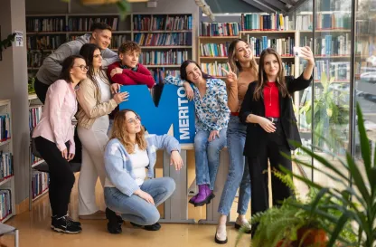 Aktualności | Uniwersytet WSB Merito w Toruniu: studenci robią sobie zdjęcie