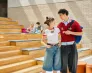 Studia podyplomowe - ostatnie wolne miejsca! | Aktualności | Uniwersytet WSB Merito w Toruniu: Główna grafika: Toruń - studia wyższe - dwoje studentów rozmawiających na schodach