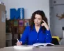 Szkolenie dla terapeutów z udziałem Lindsey Biel | 13-14 czerwca | Aktualności | Uniwersytet WSB Merito w Toruniu: studentka pisząca w bibilotece