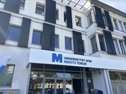 Biznes | Uniwersytet WSB Merito w Toruniu: budynek uczelni Uniwersytetu WSB Merito Toruń od ul. Dekerta