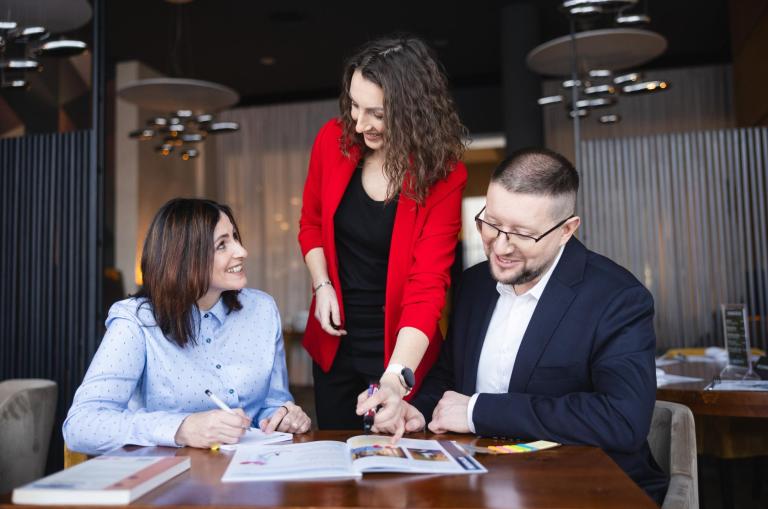 Oferty pracy | Uniwersytet WSB Merito w Toruniu: Główna grafika: Oferty pracy - Uniwersytet WSB Merito w Toruniu - uczestnicy studiów podyplomowych pracują nad projektem