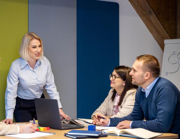 Program Firma | Uniwersytet WSB Merito w Toruniu: Główna grafika: Toruń - studia SP - grupa ludzi projekt 