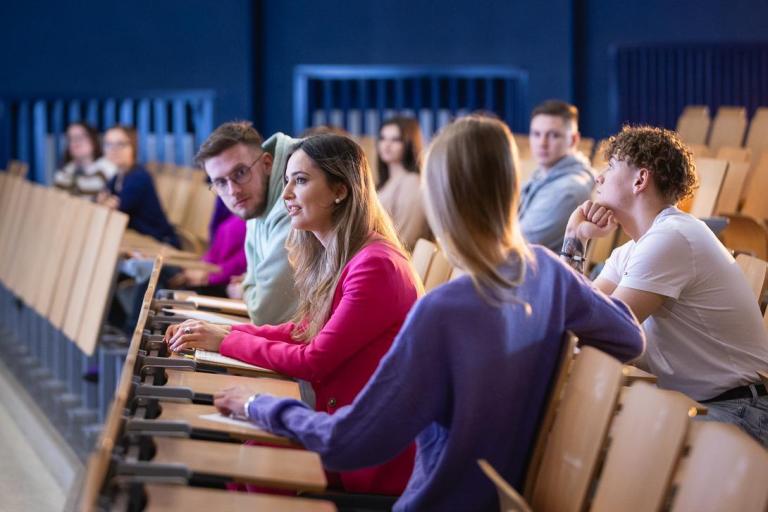 Stypendia i zniżki | Uniwersytet WSB Merito w Toruniu: Stypendia i zniżki - studia I stopnia i jednolite studia magisterskie - Uniwersytet WSB Merito w Toruniu - studenci na auli Uniwersytetu WSB Merito w Toruniu podczas zajęć