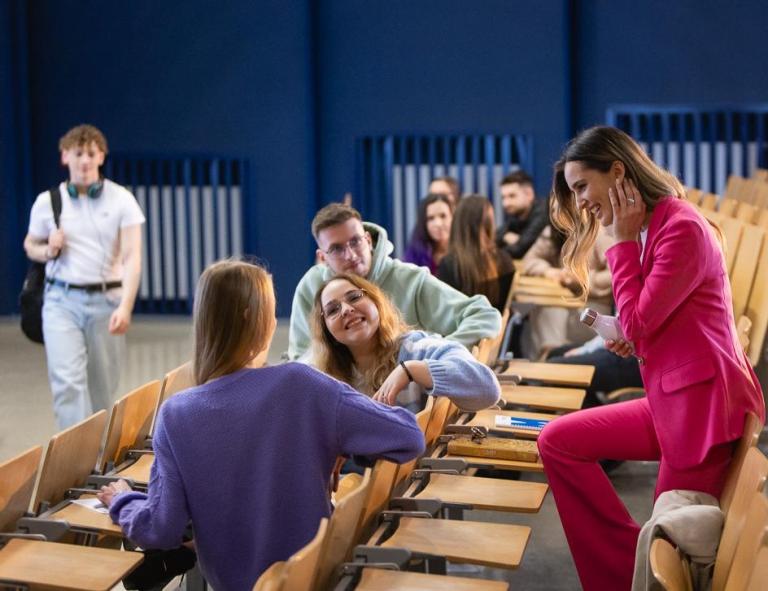 Uczelnia bez barier | Uniwersytet WSB Merito w Toruniu: Studenci rozmawiają przed zajęciami w auli Uniwersytetu WSB Merito w Toruniu