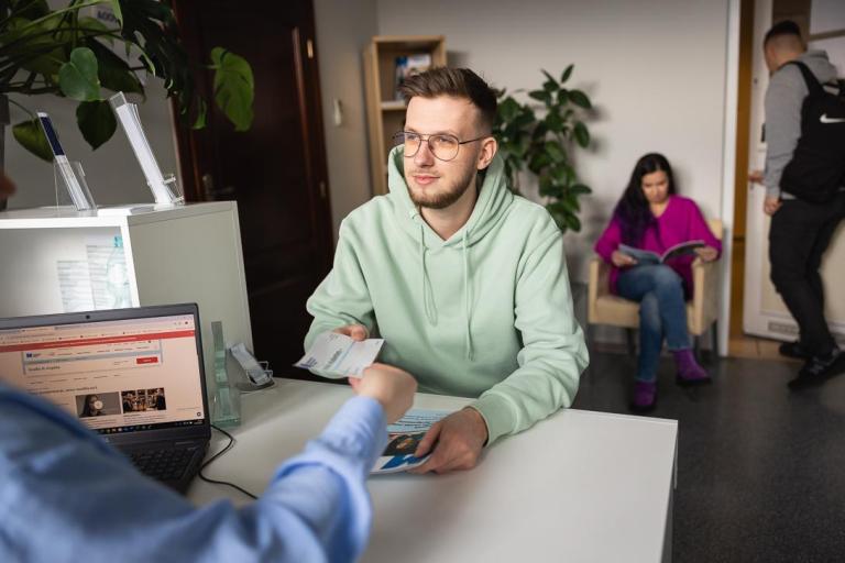 Stypendia i zniżki | Uniwersytet WSB Merito w Toruniu: Główne zdjęcie: stypendia i zniżki - studia I stopnia i jednolite studia magisterskie - Uniwersytet WSB Merito w Toruniu - student w biurze obsługi Uniwersytetu WSB Merito w Toruniu