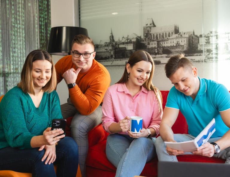 E-marketing | Studia I stopnia w Toruniu | Uniwersytet WSB Merito w Toruniu: Studenci spędzają wspólnie czas