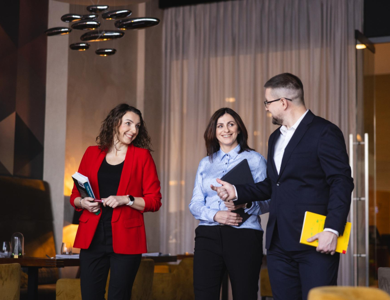 Studia podyplomowe w Toruniu | Uniwersytet WSB Merito w Toruniu: uczestnicy studiów podyplomowych pracują nad projektem - Uniwersytet WSB Merito w Toruniu