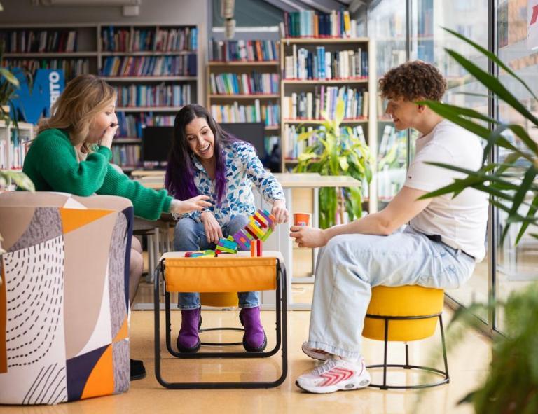 Stypendia i zniżki | Uniwersytet WSB Merito w Toruniu: studenci_biblioteka_uniwersytet_licencjat