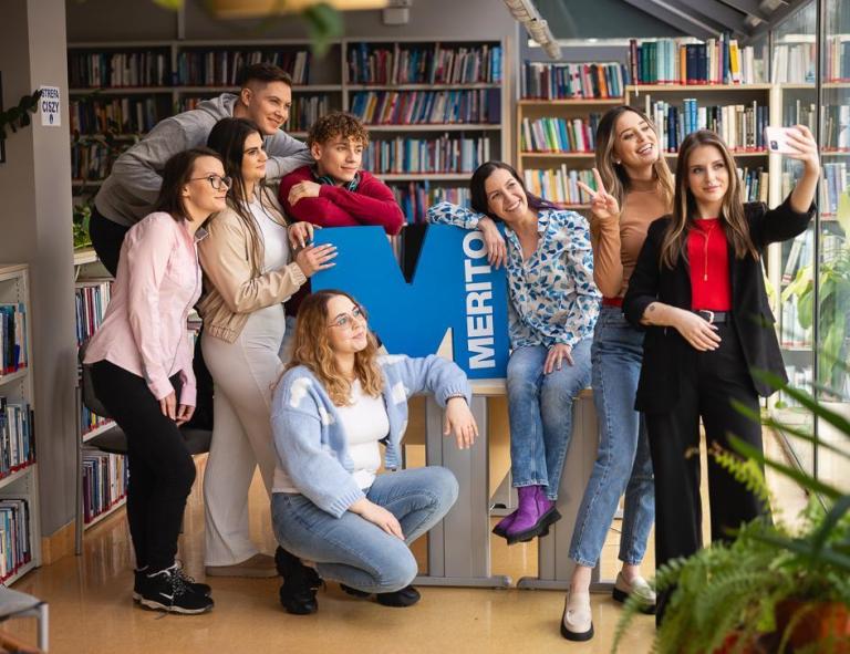 Samorząd studencki | Uniwersytet WSB Merito w Toruniu: Grafika głóna: Samorząd studencki - Toruń - Uniwersytet WSB Merito w Toruniu - grupa uśmiechniętych studentów w bibliotece