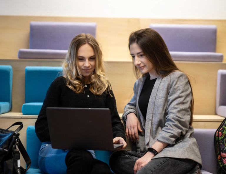 Centrum Nowoczesnych Technologii Nauczania | Uniwersytet WSB Merito w Toruniu: Centrum Nowoczesnych Technologii Nauczania - Toruń - Dwie dziewczyny pracujące na laptopie