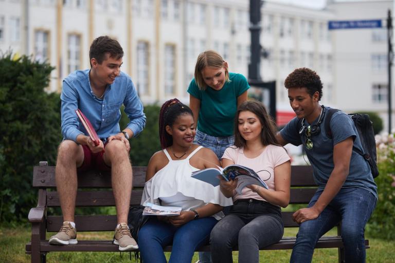 Stypendia i zniżki | Uniwersytet WSB Merito w Toruniu: Grupa studentów spędzająca czas na ławce