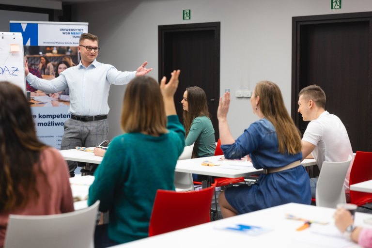 Pedagogika szkoły | Studia I stopnia w Toruniu | Uniwersytet WSB Merito w Toruniu: Główna grafika: Toruń - studia I stopnia - grupa studentów podczas zajęć