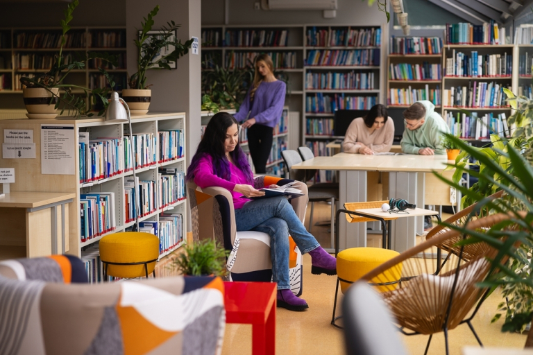 Nasz kampus | Uniwersytet WSB Merito w Toruniu: Główna grafika: Toruń - studia I stopnia - studentka w bibliotece
