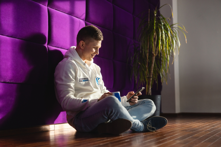 Samorząd studencki | Uniwersytet WSB Merito w Toruniu: Student siedzi w strefie studenta