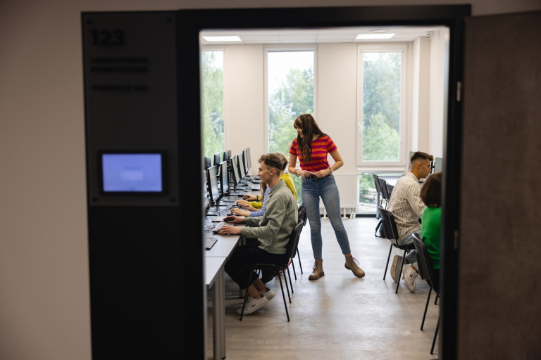 Analityk danych | Studia I stopnia w Toruniu | Uniwersytet WSB Merito w Toruniu: Studenci na zajęciach