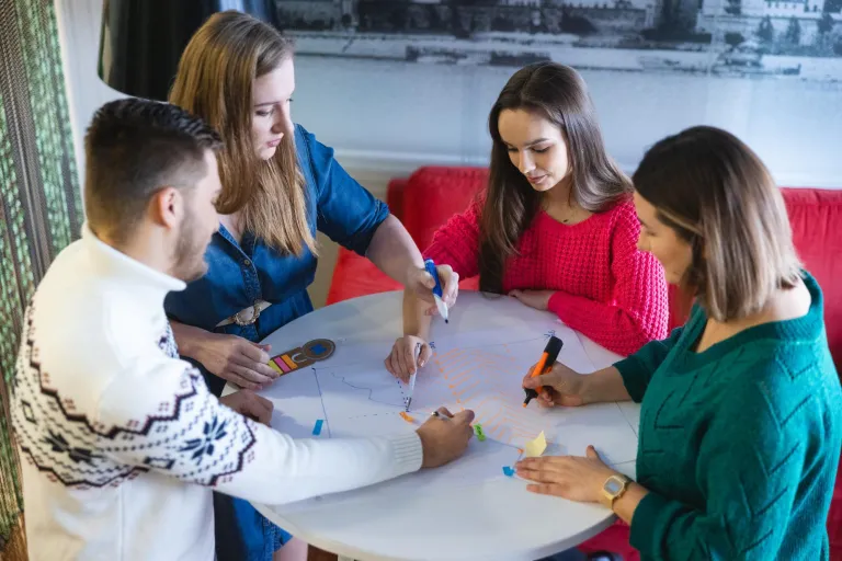 Pedagogika opiekuńczo-wychowawcza | Studia I stopnia w Toruniu | Uniwersytet WSB Merito w Toruniu: Grupa studentów pracujących nad projektem