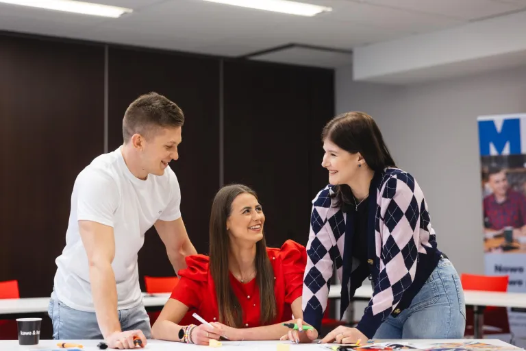 Projektowanie komunikacji i doświadczeń marki | Studia II stopnia w Toruniu | Uniwersytet WSB Merito w Toruniu: studenci podczas wspólnej pracy nad projektem na Uniwersytecie WSB Merito w Toruniu