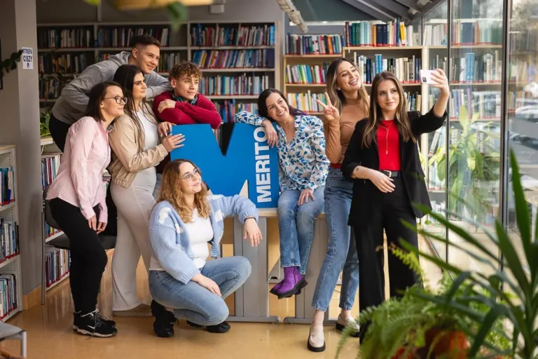 Dietetyka | Studia I stopnia w Toruniu | Uniwersytet WSB Merito w Toruniu: Grafika głóna: Samorząd studencki - Toruń - Uniwersytet WSB Merito w Toruniu - grupa uśmiechniętych studentów w bibliotece