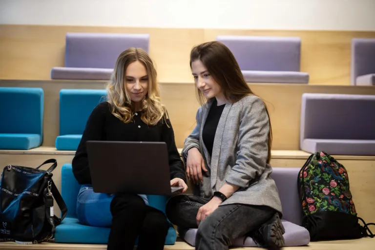 Pedagogika szkoły | Studia I stopnia w Toruniu | Uniwersytet WSB Merito w Toruniu: Centrum Nowoczesnych Technologii Nauczania - Toruń - Dwie dziewczyny pracujące na laptopie
