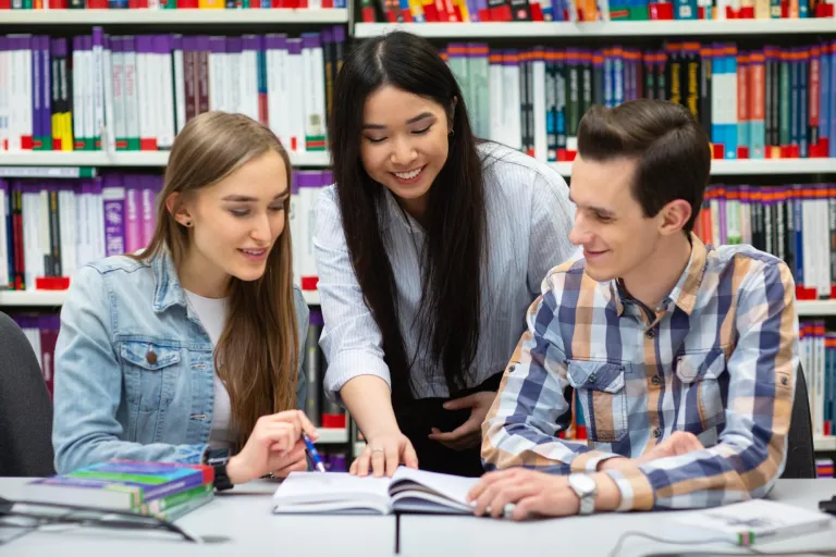 E-marketing | Studia I stopnia w Toruniu | Uniwersytet WSB Merito w Toruniu: Główna grafika: studia II stopnia z podyplomowymi - Toruń - grupa studentów