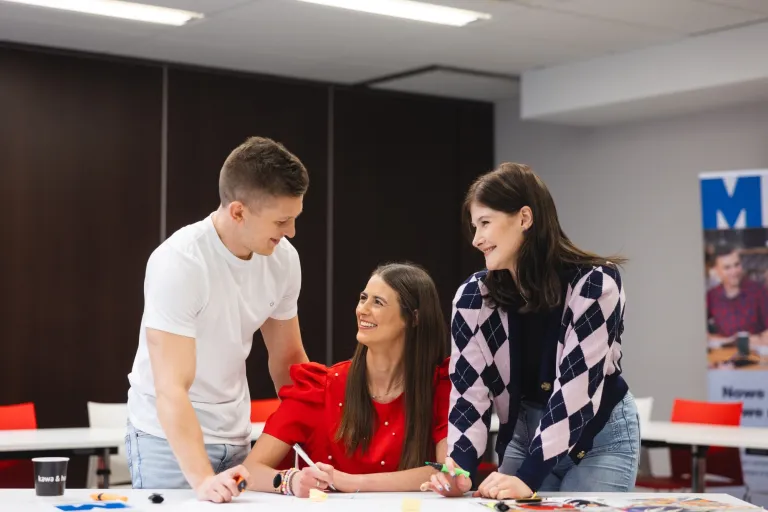 Inżynier zarządzania procesami produkcyjnymi | Studia I stopnia w Toruniu | Uniwersytet WSB Merito w Toruniu: Główna grafika: Toruń - studia I stopnia - grupa uśmiechniętych studentów w sali zajęciowej