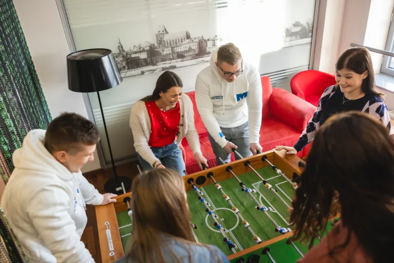 Administracja i bezpieczeństwo wewnętrzne | Studia II stopnia w Toruniu | Uniwersytet WSB Merito w Toruniu: Główna grafika: Toruń - studia I stopnia - studenci grający w piłkarzyki