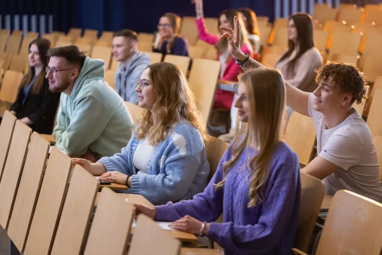 Kosmetologia | Studia I stopnia w Toruniu | Uniwersytet WSB Merito w Toruniu: Główna grafika: Toruń - studia I stopnia - grupa studentów w sali wykładowej