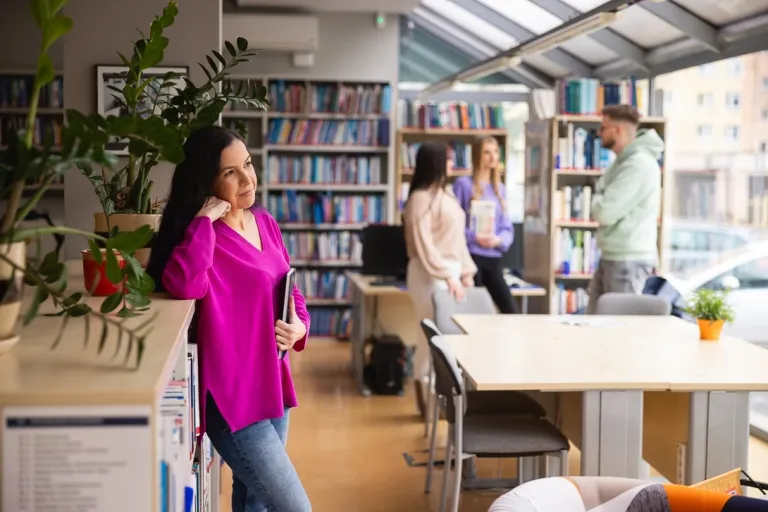 Informatyka w biznesie | Studia II stopnia w Toruniu | Uniwersytet WSB Merito w Toruniu: Toruń - studia I stopnia - grupa uśmiechniętych studentów w bibliotece