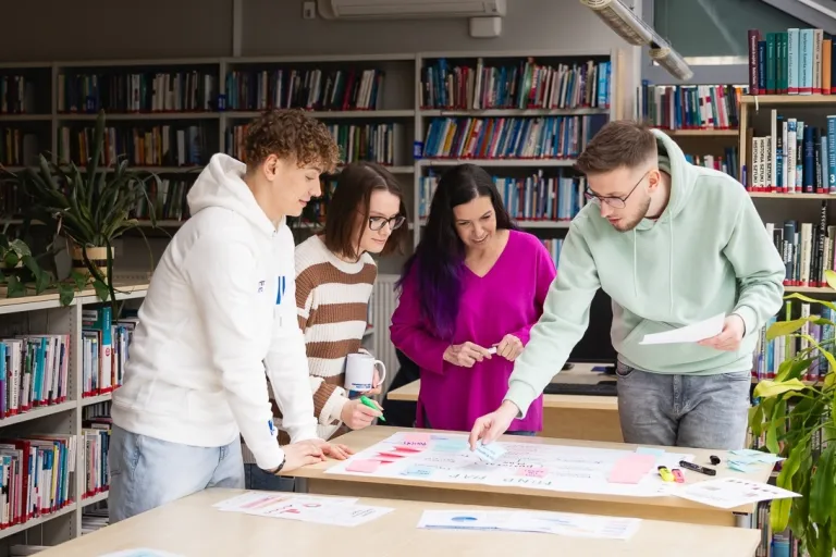 Pedagogika przedszkolna i wczesnoszkolna | Studia jednolite magisterskie w Toruniu | Uniwersytet WSB Merito w Toruniu: Główna grafika: Toruń - studia I stopnia - grupa  studentów pracująca w bibliotece