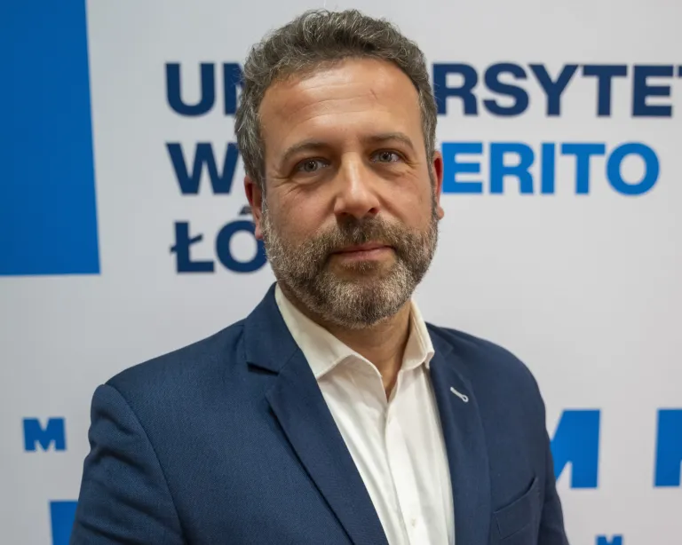 Samotność w czasie Świąt. Jak zadbać o siebie i relacje? [PODCAST] | Aktualności | Uniwersytet WSB Merito w Toruniu: dr Łukasz Prysiński