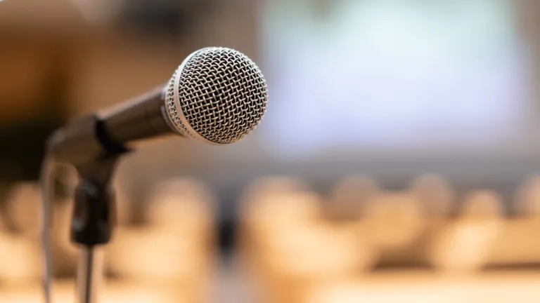 Tekst piosenki jako głos sprzeciwu – dr Piotr Sieńko [WIDEOPODCAST] | Aktualności | Uniwersytet WSB Merito w Toruniu: mikrofon