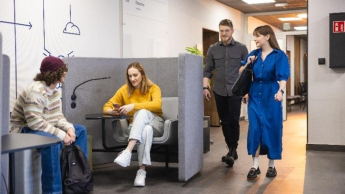 Університет ВСБ Меріто в Хожуві | Університети ВСБ Меріто: studenci na przerwie