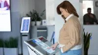 Sztuczna inteligencja w komunikacji biznesowej | Studia II stopnia w Warszawie | Uniwersytet WSB Merito Warszawa: Kobieta przy pulpicie 
