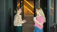 Marketing and sales | Studia II stopnia w Warszawie | Uniwersytet WSB Merito Warszawa: Rozmowa na korytarzu 