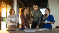 Zarządzanie | Studia I stopnia w Warszawie | Uniwersytet WSB Merito Warszawa: Grupa analizująca dane na spotkaniu