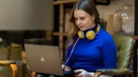 Graphic Design and Visual Communication | Studia I stopnia w Warszawie | Uniwersytet WSB Merito Warszawa: Nauka przy laptopie